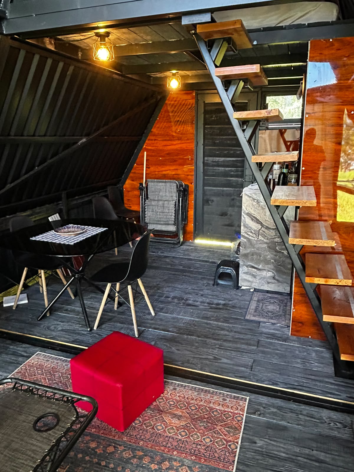 Interior con escalera