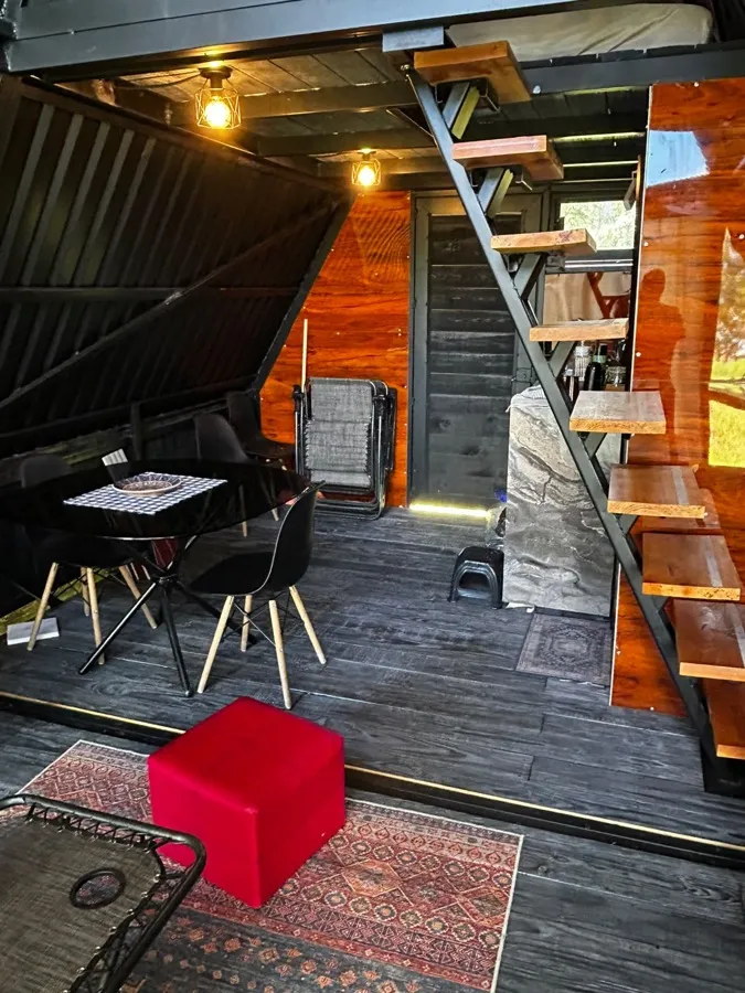 Interior con escalera